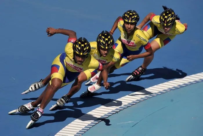 Persona patinando en un parque al atardecer