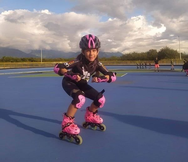 Niña patinando